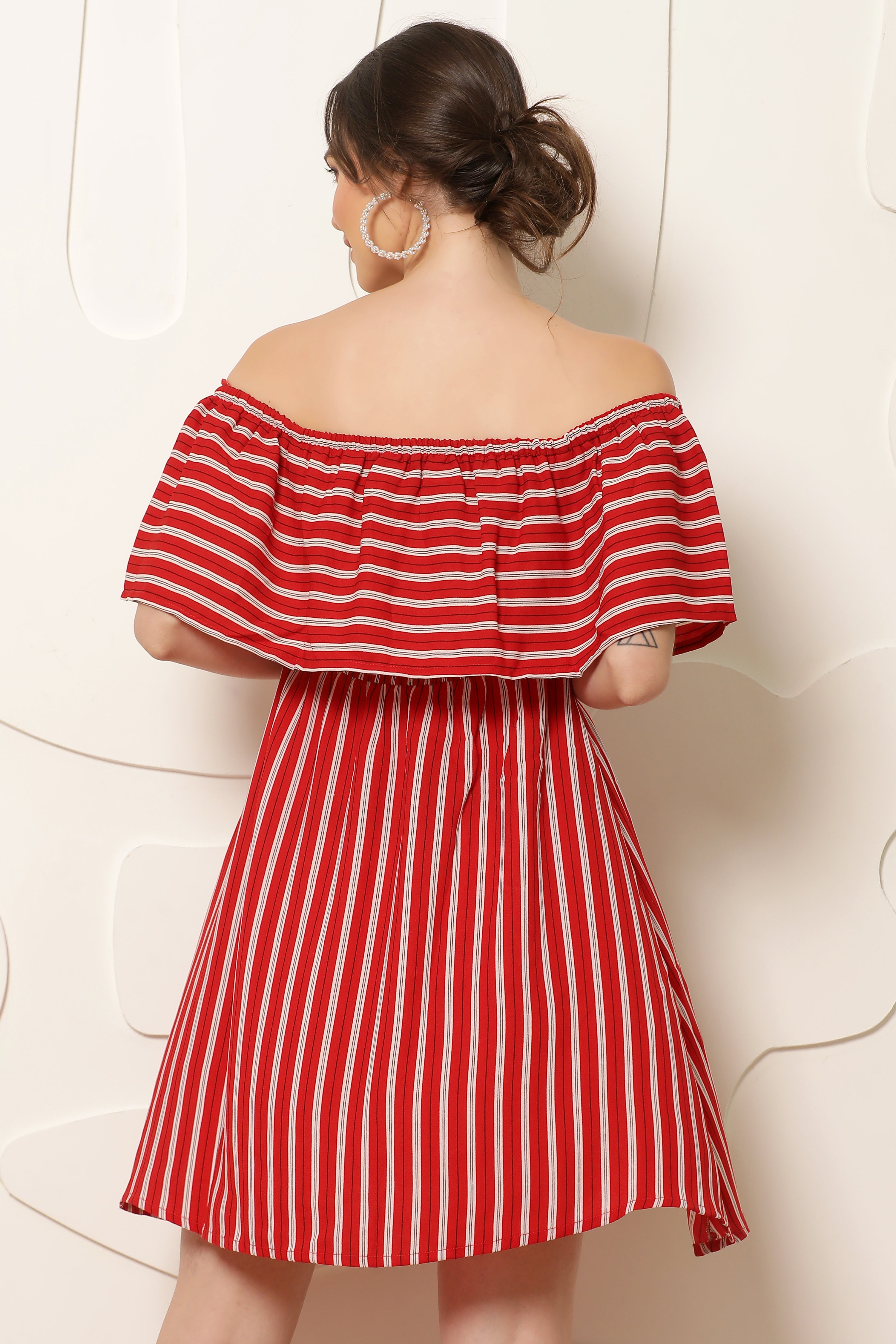 महिला लाल और सफेद धारीदार ऑफ-शोल्डर ए-लाइन ड्रेस