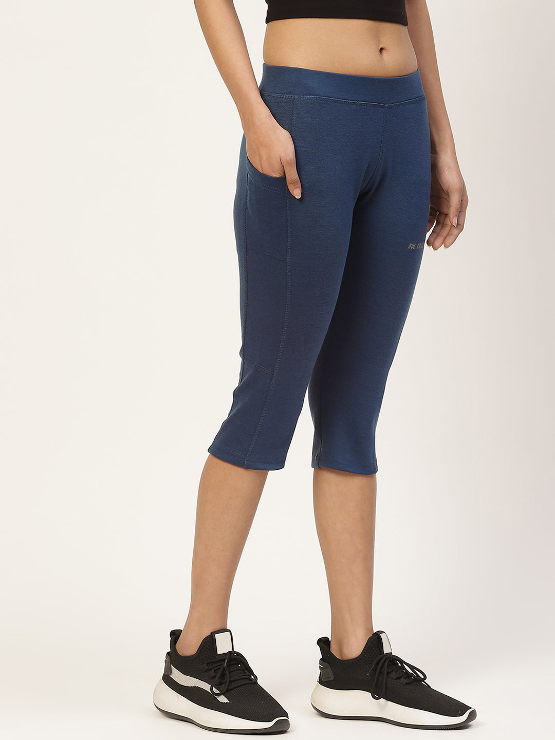 Womens Skinny-Fit Three-Fourth Jegging