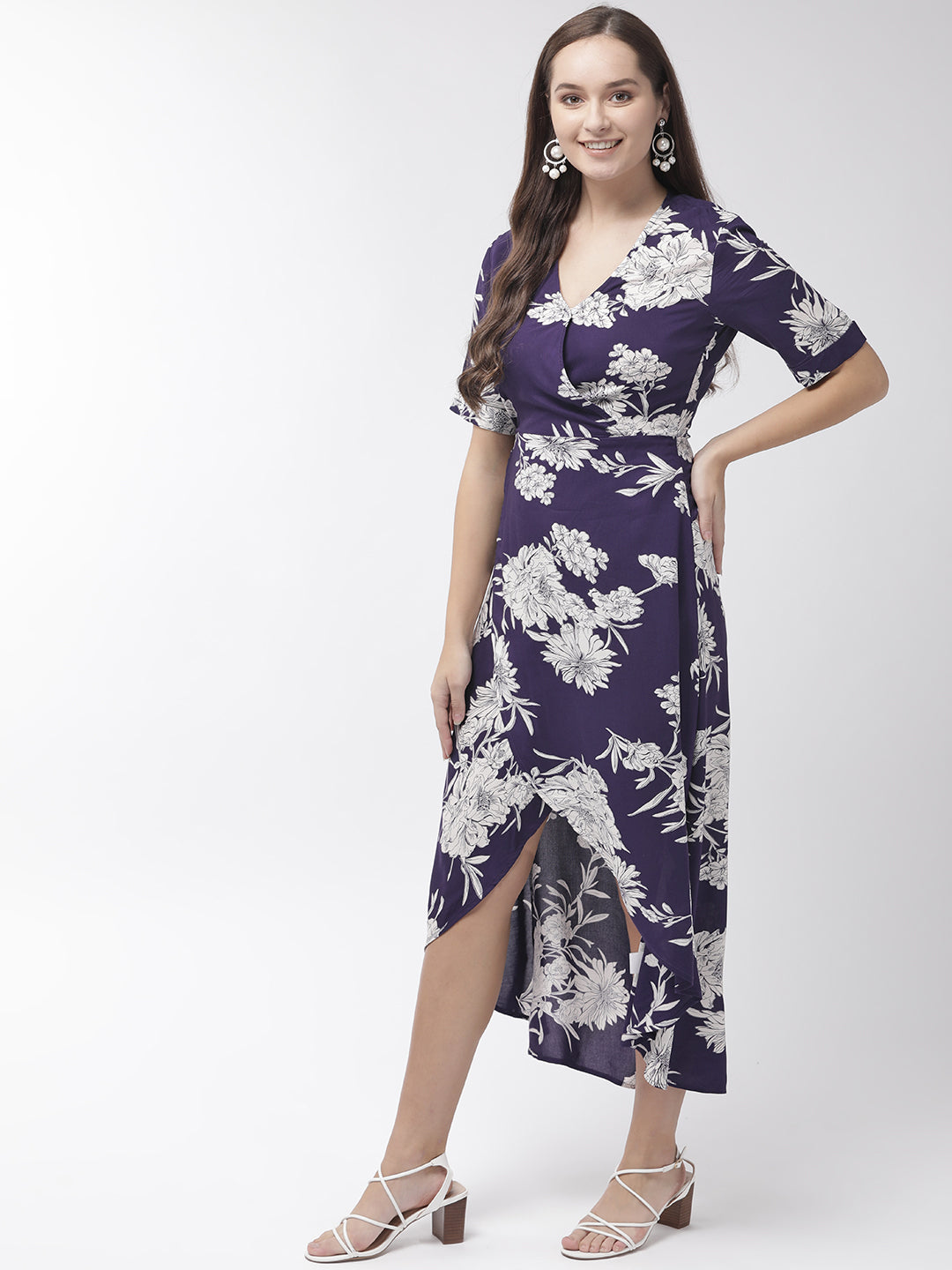 महिलाओं के लिए नेवी ब्लू और व्हाइट फ्लोरल प्रिंटेड ट्यूलिप ए-लाइन ड्रेस