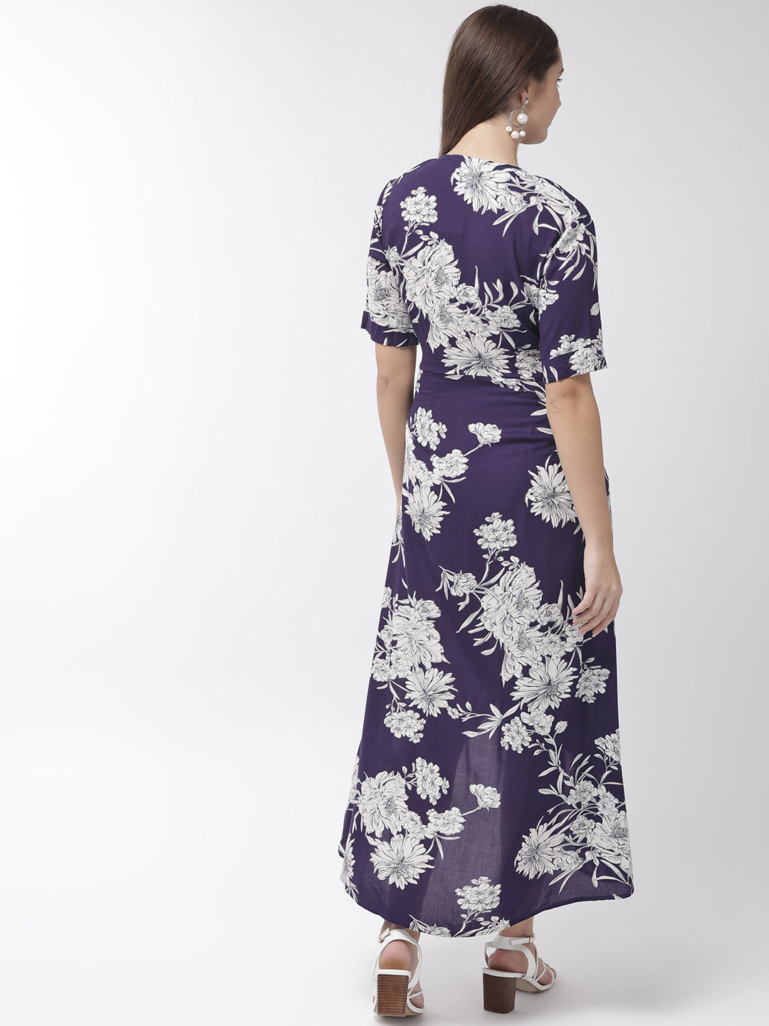 महिलाओं के लिए नेवी ब्लू और व्हाइट फ्लोरल प्रिंटेड ट्यूलिप ए-लाइन ड्रेस