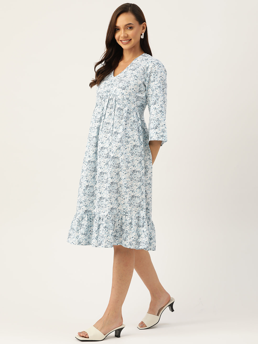 सफ़ेद और नीले रंग की फ्लोरल कॉटन A-लाइन ड्रेस