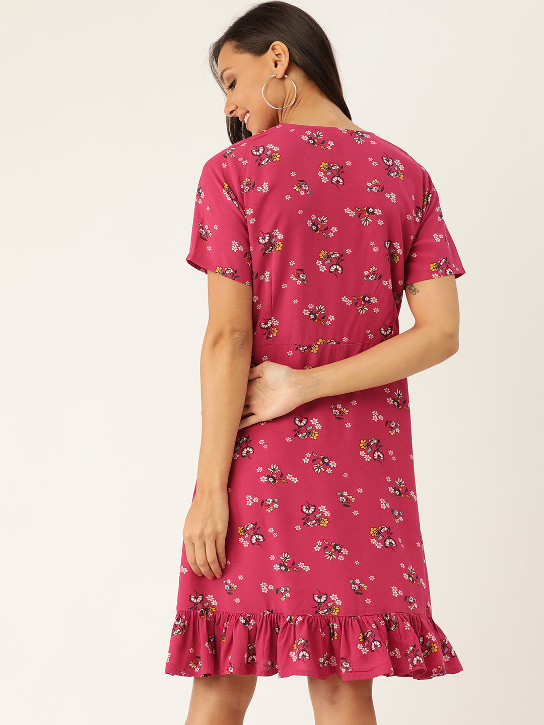 Rue Collection महिलाओं के लिए पिंक (गुलाबी) और सफ़ेद फ्लोरल प्रिंटेड A-लाइन ड्रेस 