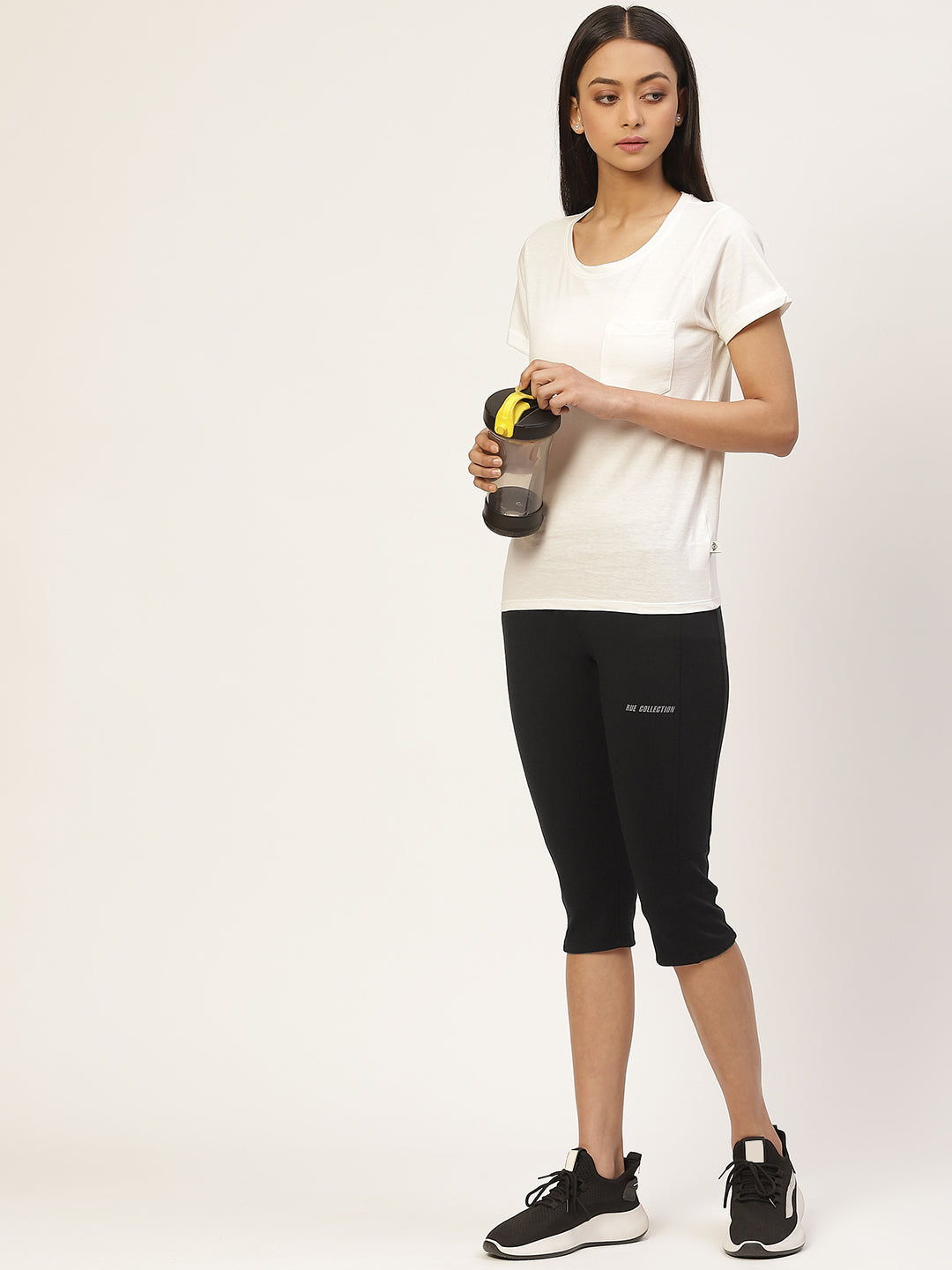महिलाओं के लिए काला सॉलिड तीन-चौथाई लंबाई वाली स्किनी फिट जेगिंग्स