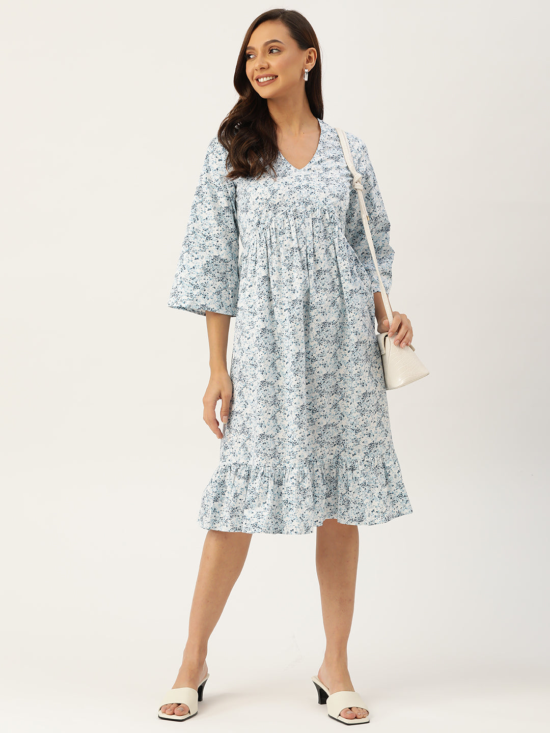 सफ़ेद और नीले रंग की फ्लोरल कॉटन A-लाइन ड्रेस