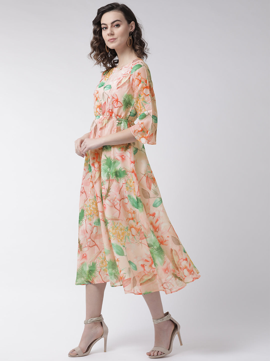 महिलाओं के लिए पीच-कलर्ड और ग्रीन फ्लोरल प्रिंट वाली ए-लाइन ड्रेस