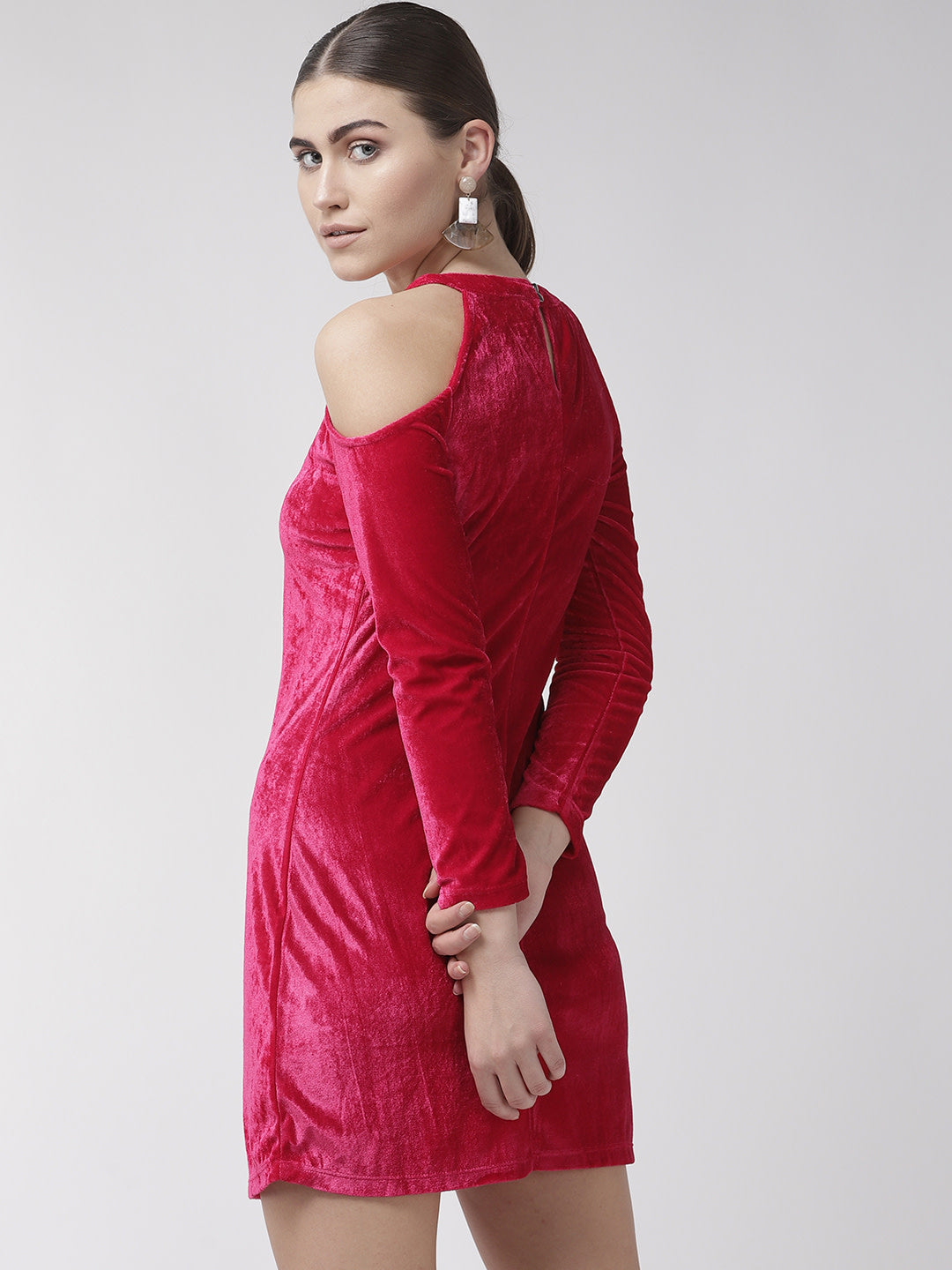 महिलाओं के लिए पिंक (गुलाबी) सॉलिड वेलवेट फ़िनिश शीथ ड्रेस